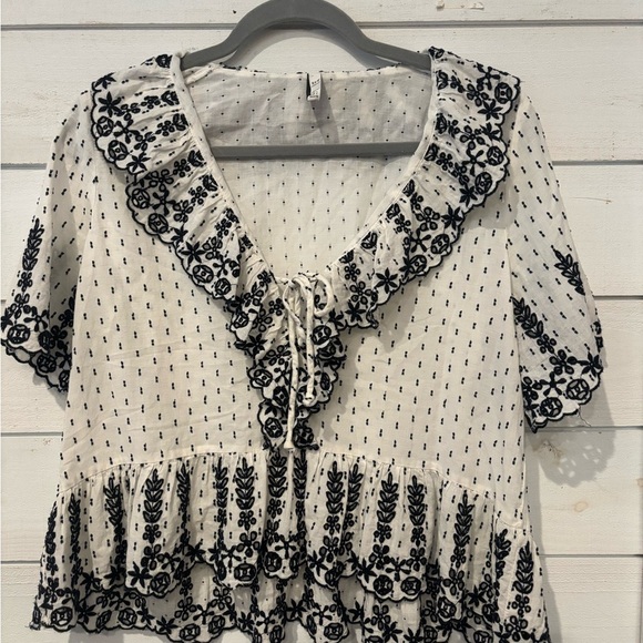 Zara TFR Collection Black and White Ruffle V-Neck blouse in size Large. - Picture 2 of 11